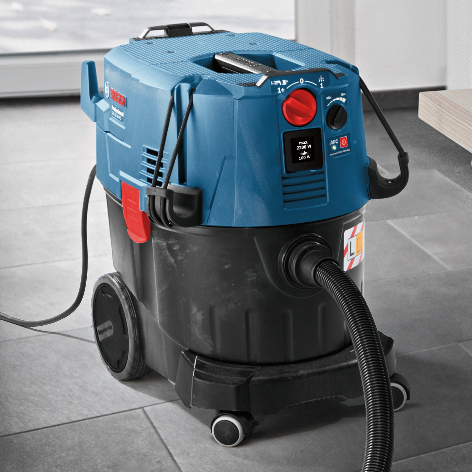 Otvor se vyplatí svisle předvrtat